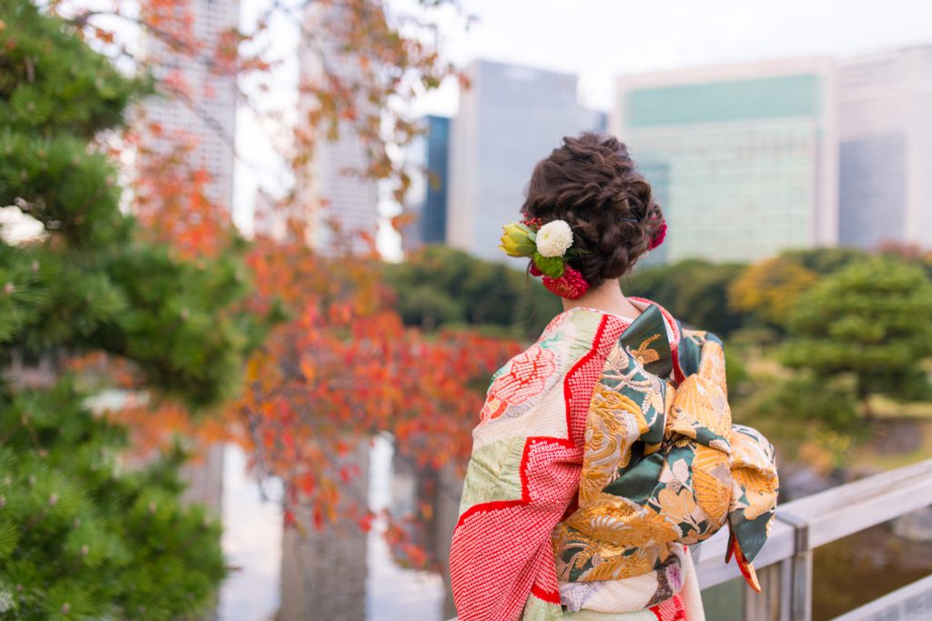 和装の髪型を綺麗に飾る ゆり の花 生花 造花それぞれの特徴とゆりが似合う髪型