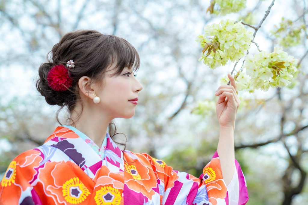 和装の髪型を綺麗に飾る ゆり の花 生花 造花それぞれの特徴と ゆりが似合う髪型などを解説